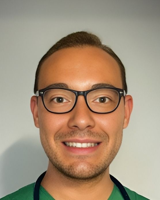 Dr. Jordy Wouters, huisarts, in groene werkkledij met een stethoscoop